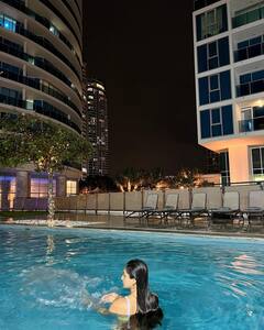 Anushka Sen Pics: 20 की उम्र में बिकिनी पहन अनुष्का सेन ने पानी में लगाई आग, दीवाना बना देंगी हसीना की अदाएं