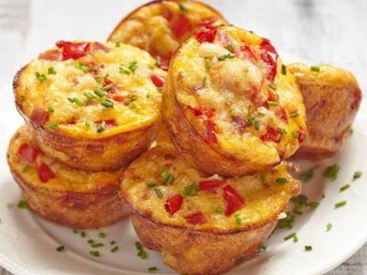 काली मिर्च के साथ स्वादानुसार नमक डालें और इसमें डाली हुई सभी चीजों को अच्छी तरह मिलाएं. एक मफिन ट्रे लें और इसे थोडा़ सा तेल लगाकर चिकना कर लें.