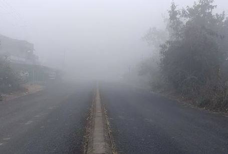 राज्याच्या काही भागात थंडीची लाट (Cold Wave) आली आहे. थंडीचा जोर वाढल्यानं ठिकठिकाणी शेकोट्या पेटलेल्या दिसत आहेत. नंदूरबार (Nandurbar) जिल्ह्यातही थंडीचा कडाका चांगलाच वाढला आहे.