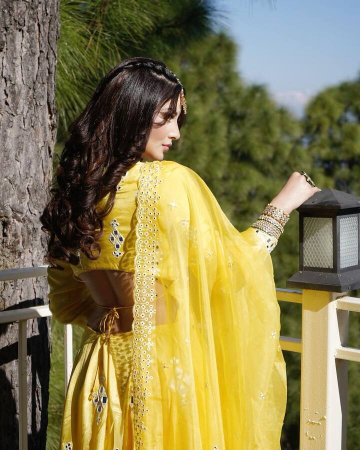 छत पर खड़ी जब उर्वशी ने पीले लहंगे में ये तस्वीर शेयर की थी तो उन्होंने लिखा था कि ' मेरा दिल यह पुकारे आजा'.