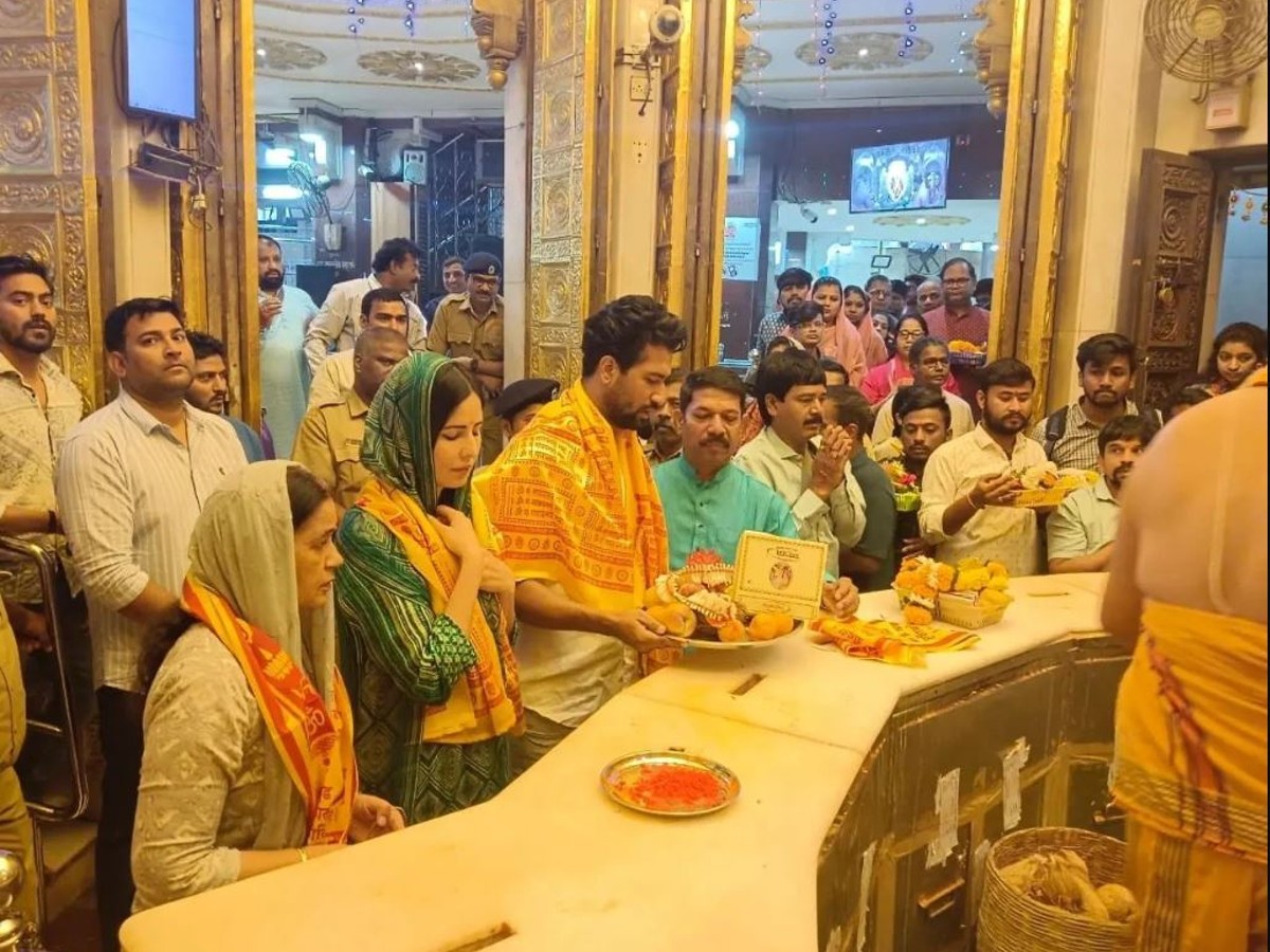 Vicky Kaushal and Katrina Kaif Visit at Siddhivinayak Temple
