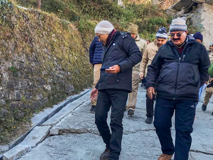 A team of senior officials and experts led by Garhwal Commissioner Sushil Kumar and Disaster Management Secretary Ranjit Kumar Sinha inspect cracks appearing in houses following landslides, in Joshimath, Friday, Jan. 6, 2023. (Source: PTI)