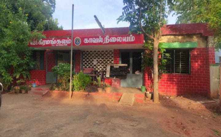 புதுக்கோட்டை: சாலை வசதி வேண்டி  பள்ளி மாணவன் குடும்பத்துடன் போராட்டம்