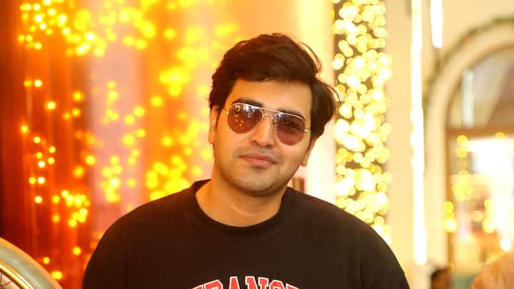 ছবির অন্যান্য ভূমিকায় রয়েছেন সুজয় নীল মুখোপাধ্যায়, কাঞ্চন মল্লিক, রানা গুহ।
