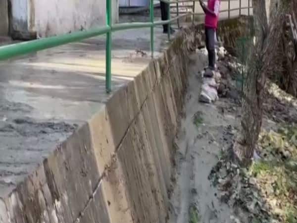 সুরক্ষার কথা মাথায় রেখেই জোশীমঠ -আউলির রোপওয়ে পরিষেবা আপাতত বন্ধ রাখা হয়েছে। কেন্দ্রের তরফেও পরিস্থিতির খোঁজ নেওয়া হচ্ছে। 