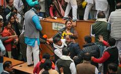 IN Pics: एमसीडी के सदन में पार्षदों के बीच हाथापाई-धक्का मुक्की, देखें हंगामे की तस्वीरें