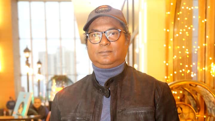 নায়কের কথায়,  কথায়, তিনি কখনও গোয়েন্দা হবার কথা ভাবেননি। ম্যাজিক দেখিয়েই জীবন চলে যেত তাঁর। কিন্তু হঠাৎ একজনের পাল্লায় পড়ে বদলে যায় তাঁর জীবন। গোয়েন্দা হয়ে উঠতে হয়ে তাঁকে।