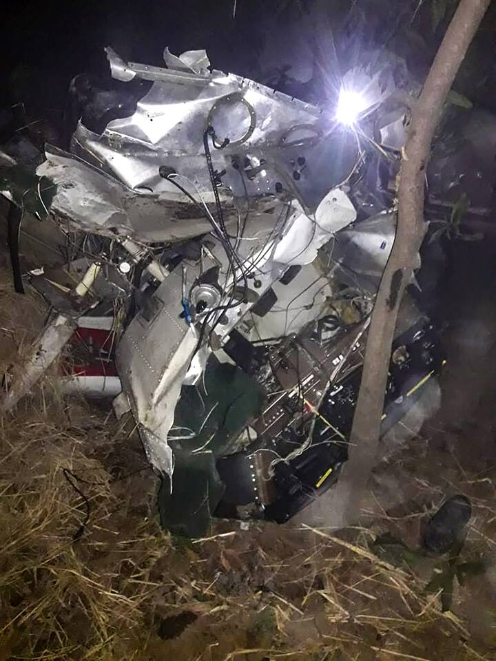 आधिकारिक तौर पर दी गई जानकारी में बताया गया है कि रीवा चोरहटा हवाई पट्टी के पास कल रात लगभग साढ़े 11 बजे ट्रेनी एयरक्राफ्ट मंदिर के गुंबद और पेड़ से टकराकर क्रैश हुआ. दुर्घटना में ट्रेनी पायलट की मौत हो गई और प्रशिक्षु पायलट घायल हुए हैं. (Photo Credit: PTI)