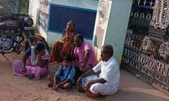 புதுக்கோட்டை: சாலை வசதி வேண்டி  பள்ளி மாணவன் குடும்பத்துடன் போராட்டம்