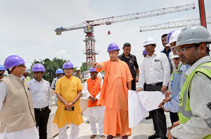 ऑक्टोबर 2022 मध्ये खुद्द पंतप्रधान नरेंद्र मोदींनी राम मंदिर कामाचा आढावा घेतला होता..त्यावेळी त्यांच्यासोबत उत्तर प्रदेशचे मुख्यमंत्री योगी आदित्यनाथही होते.. अयोध्येत सध्या एल अँड टी कंपनीचे 500 कामगार दिवसरात्र या मंदिराच्या कामात व्यस्त आहेत. 