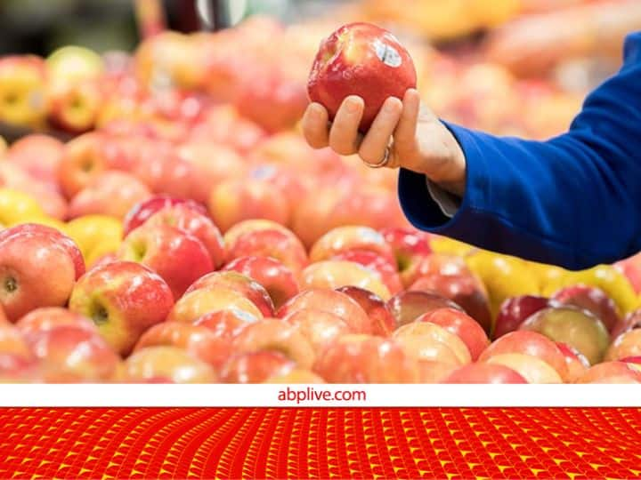 Fruit labels: अक्सर अपने देखा होगा कि बहुत सी जगहों पर फलों पर स्टीकर लगे हुए होते हैं. दरअसल, ये स्टीकर किसी खास वजह से लगाए जाते हैं. आइए जानते हैं इनपर लिखे कोड का क्या मतलब होता है.