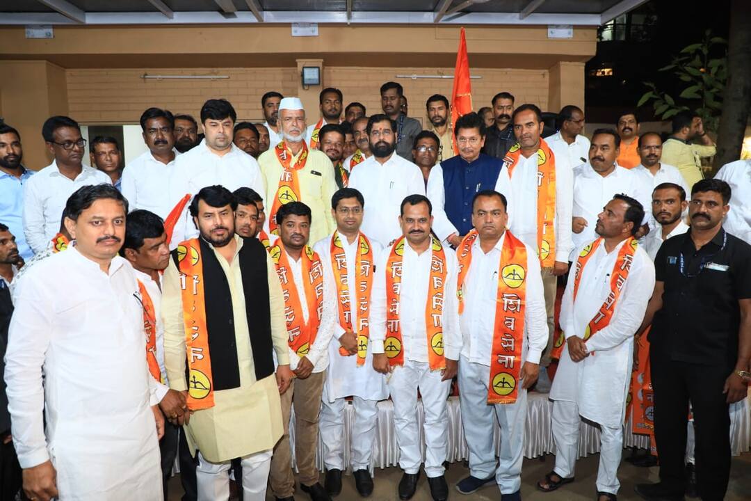 Thackeray from Shinde group in Nashik, Parbhani  Maha Vikas Aghada new blow, 50 people hail Maharashtra while Raut is on tour नाशिक, परभणीमध्ये शिंदे गटाकडून ठाकरे, महाविकासआघाडीला नवीन भगदाड; राऊत दौऱ्यावर असतानाच 50 जणांचा जय महाराष्ट्र