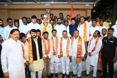 नाशिक, परभणीमध्ये शिंदे गटाकडून ठाकरे, महाविकासआघाडीला नवीन भगदाड; राऊत दौऱ्यावर असतानाच 50 जणांचा जय महाराष्ट्र