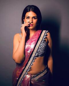 Shraddha Das Photos: లేడీ టైగర్ చీరకడితే!