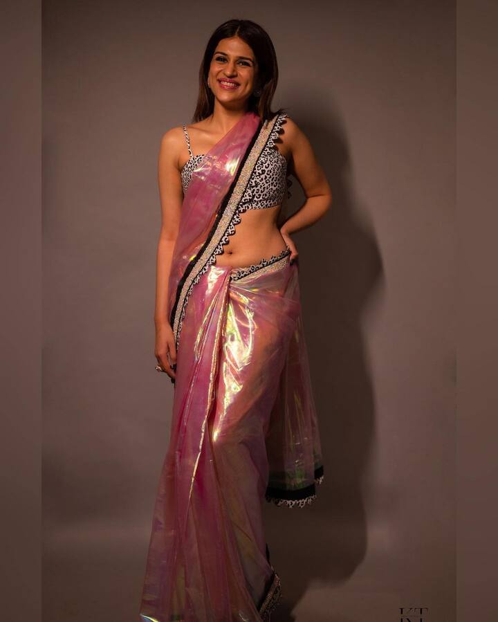 શ્રદ્ધા દાસનો બોલ્ડ અને હોટ અંદાજ ચાહકોને પણ પસંદ આવ્યો છે.