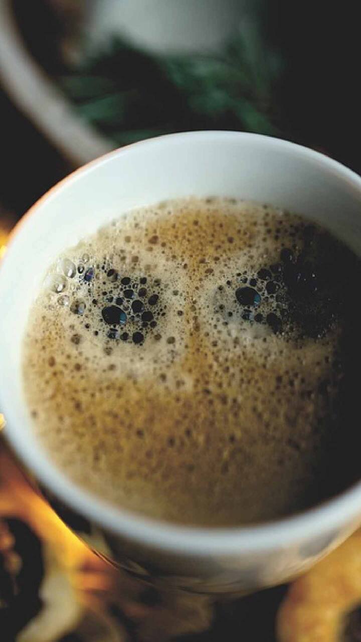 वजन कमी करणे हे एखाद्या कठीण कामापेक्षा कमी नाही. अशा परिस्थितीत वजन कमी करण्यासाठी काय खावे आणि काय प्यावे हा प्रश्न जवळपास प्रत्येकाला पडतो.