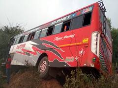 Mulugu News :  డ్రైవర్ కు గుండెపోటు, పొదల్లోకి దూసుకెళ్లిన భవానీ భక్తుల బస్సు