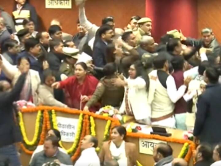 MCD Mayor Election Clash between AAP and BJP councilors in house before voting Watch Video MCD Mayor Election: तोड़ा माइक... महिला पार्षदों संग धक्कामुक्की, वीडियो में देखिए मेयर की वोटिंग से पहले की 'महाभारत'