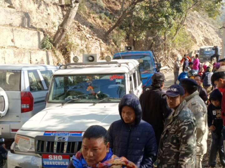 Dharchula news No construction work in Damaged Eldhara angry people block the road ANN Dharchula News: 5 महीने बीतने पर भी 'एलधारा' में कोई निर्माण कार्य नहीं, अब गुस्साए लोगों ने लगाया चक्का जाम