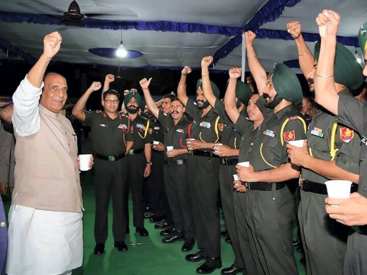 Trending News: Defense Minister Rajnath Singh on a tour of Andaman-Nicobar, met the soldiers after reaching the Air Force Station