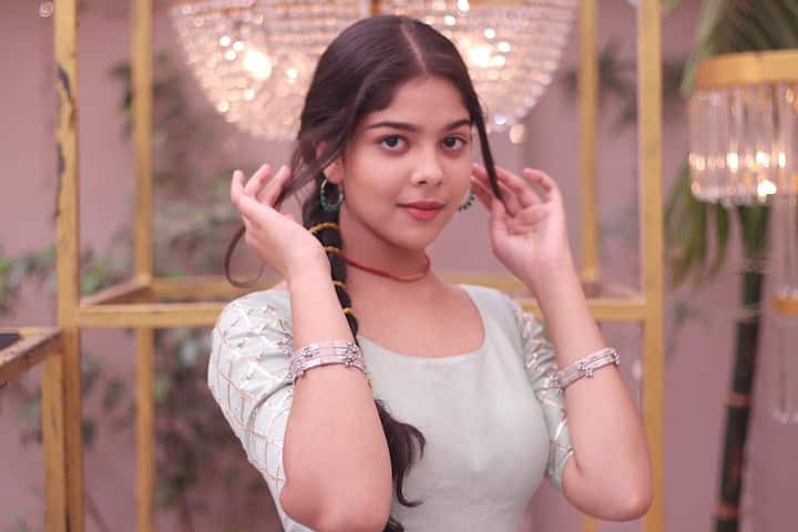 Niharika Chouksey Quit Yeh Rishta Kya Kehlata Hai: ‘ये रिश्ता क्या कहलाता है’ में निष्ठा का किरदार निभा चुकीं निहारिका चौकसे ने भी शो को अलविदा कह दिया था. निहारिका का कहना था कि उन्होंने 6 महीने तक इंतजार किया, लेकिन उन्हें कोई ग्रोथ दिखाई नहीं दे रही थी. इसलिए उन्होंने शो छोड़ने का फैसला किया था. इस वक्त वह फेमस शो ‘फालतू’ (Faltu) में लीड रोल प्ले कर रही हैं.