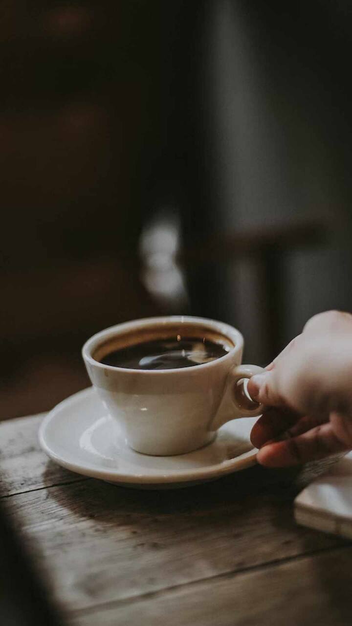 अर्धा लिंबाचा रस आणि 1 चमचे मध घालून वजन कमी करणारी कॉफी सर्व्ह करा. लिंबाचा रस आणि मध कॉफीची चव वाढवेल. यामध्ये तुम्ही मधाचा वापर तुम्हाला हवा असेल तर करू शकता.