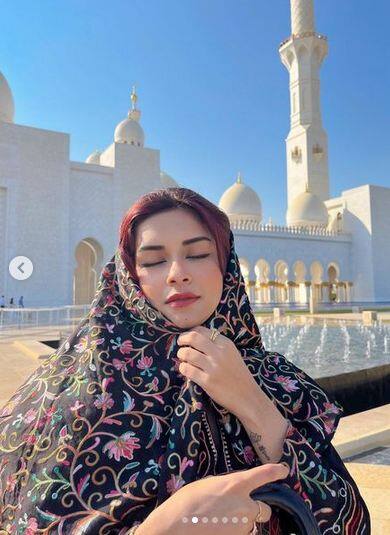 ਇਨ੍ਹਾਂ ਤਸਵੀਰਾਂ 'ਚ ਅਦਾਕਾਰਾ ਅਵਨੀਤ ਕੌਰ ਨੇ ਕਾਲੇ ਰੰਗ ਦਾ ਪ੍ਰਿੰਟਿਡ ਸੂਟ ਪਾਇਆ ਹੋਇਆ ਹੈ, ਜਿਸ 'ਚ ਉਹ ਬੇਹੱਦ ਗਲੈਮਰਸ ਲੱਗ ਰਹੀ ਹੈ।