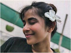 Komali Prasad: చెవిలో పువ్వు పెట్టిన కోమలి ప్రసాద్