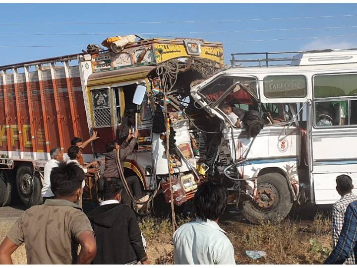 Jodhpur Bus Accident: बस और ट्रक की भीषण टक्कर में 4 लोगों की मौत, 24 से ज्यादा घायल Rajasthan Jodhpur Road Accident Bus And Truck Crashed 3 People Died more than 12 injured ANN Jodhpur Bus Accident: बस और ट्रक की भीषण टक्कर में 4 लोगों की मौत, 24 से ज्यादा घायल