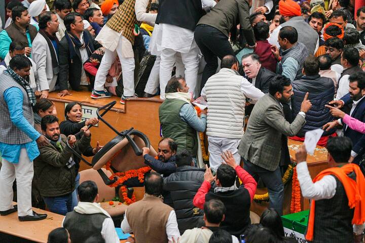 दिल्ली में मेयर पद सदन में हुए हंगामे के चलते टल गया. आम आदमी पार्टी और बीजेपी के पार्षदों के बीच एमसीडी सदन में जमकर हंगामा हुआ. (फोटो क्रेडिट- PTI)