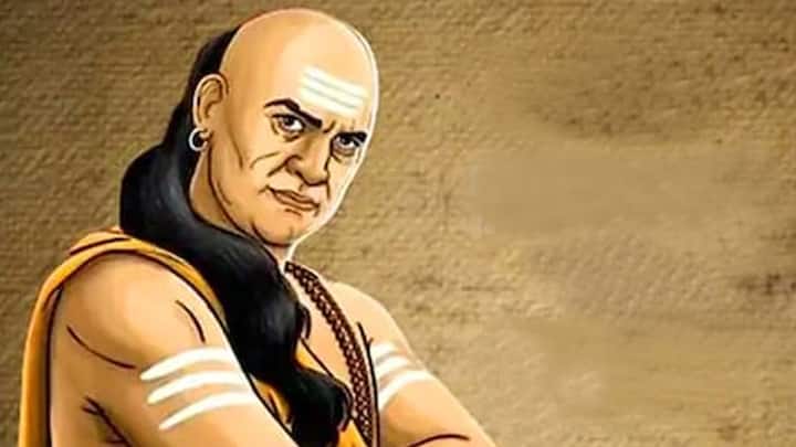 Chanakya Niti: નાણાકીય સફળતા મેળવવા માટે ઘણી યુક્તિઓ ચાણક્ય નીતિમાં કહેવામાં આવી છે. જો તમે ગરીબીથી બચવા માંગતા હોવ તો ચાણક્યના આ શબ્દોને અવશ્ય અનુસરો.