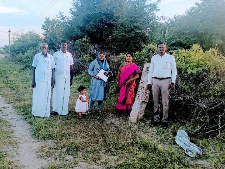 வல்லநாடு அருகே 17 ஆம் நூற்றாண்டு சேர்ந்த இருபடி நிலை நடு கற்கள் கண்டெடுப்பு