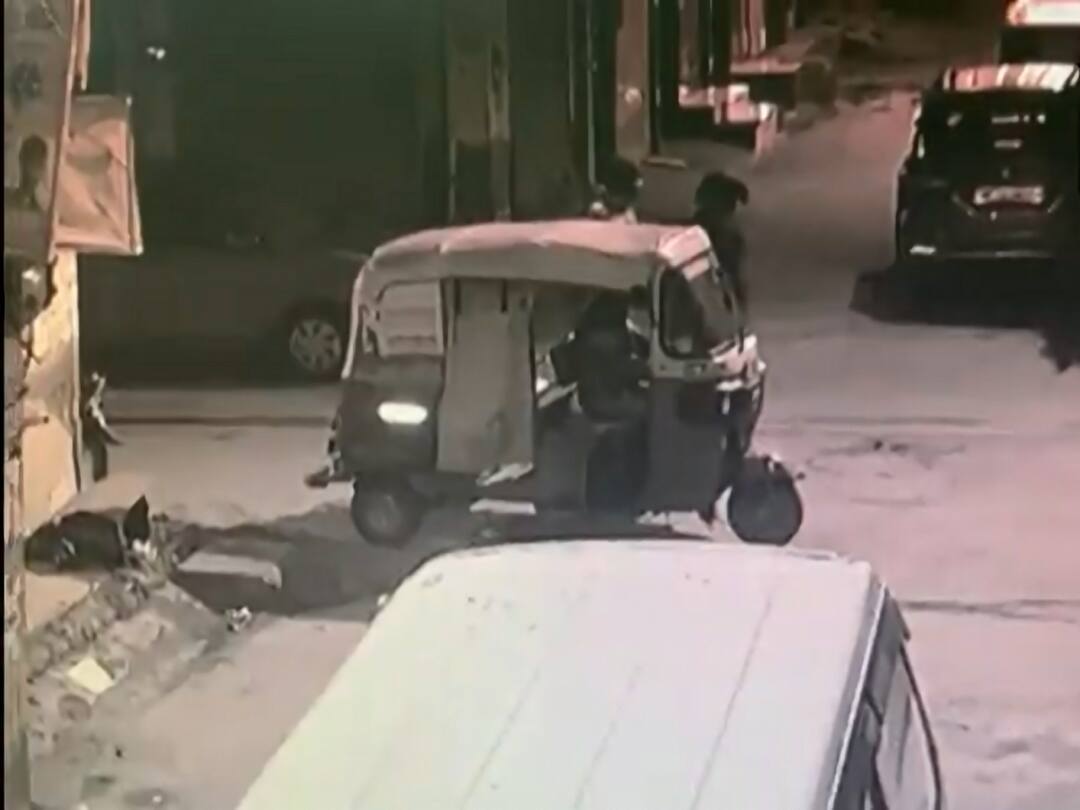 Caught On Camera Man Hits Woman With Helmet After She Denies To Ride With Him In Haryana Gurugram Caught On Camera: Man Hits Woman With Helmet After She Denies To Ride With Him