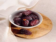 थंडीत खजूर खाताय? जाणून घ्या आरोग्यदायी फायदे