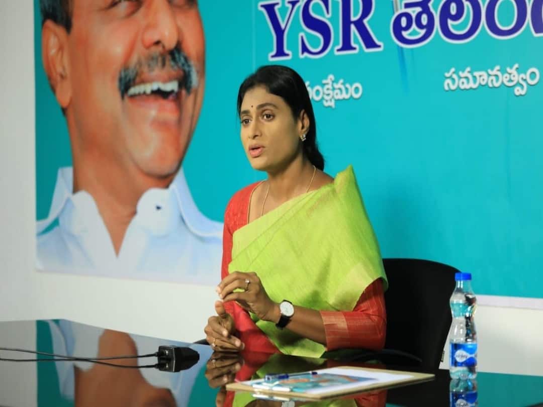 YS Sharmila : రోజుకు 13 పేపర్లు చదివే చిన్నదొరకు కామారెడ్డి రైతుల కష్టాలు కనిపించలేదా? - వైఎస్ షర్మిల Hyderabad Ysrtp YS Sharmila criticizes Minister KTR on Kamareddy farmers protest DNN YS Sharmila : రోజుకు 13 పేపర్లు చదివే చిన్నదొరకు కామారెడ్డి రైతుల కష్టాలు కనిపించలేదా? - వైఎస్ షర్మిల