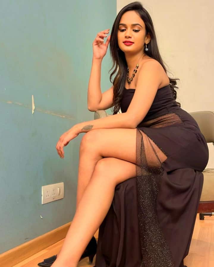 సోషల్ మీడియాలో ఎప్పటికప్పుడు తన లేటెస్ట్ ఫోటోస్ షేర్ చేస్తూ ఉంటుంది. Image Credit: Ariyana Glory/Instagram