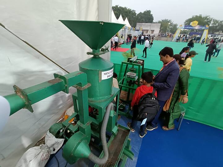 मुलांमधील संशोधक वृत्तींना चालना देण्यासाठी पालकही मुलांना घेऊन नागपूरमधील इंडियन सायन्स कॉंग्रेसला भेट देत आहेत.