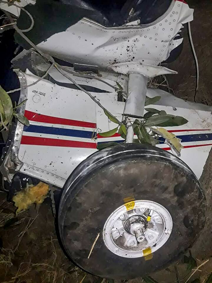 कलेक्टर मनोज पुष्प और पुलिस अधीक्षक नवनीत भसीन ने मौके पर पहुंच कर राहत और बचाव कार्य कराया. बताया गया है कि प्रशिक्षु विमान बुरी तरह क्षतिग्रस्त हुआ है. आधिकारिक तौर पर दी गई जानकारी के मुताबिक, ट्रेनी एयरक्राफ्ट क्रैश होने से एयरक्राफ्ट में सवार पटना निवासी कैप्टन विमल कुमार की मृत्यु हो गई और जयपुर निवासी स्टूडेंट सोनू यादव घायल हो गए. (Photo Credit: PTI)