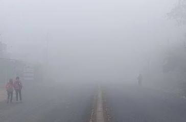 सातपुड्याच्या डोंगर रांगांमध्ये (Satpura Mountain Range) तापमानाचा (Temperature) पारा चांगलाच खाली आला आहे. तिथे तापमानाचा पारा 8.5 ते 9 अंश सेल्सिअसपर्यंत खाली आहे.