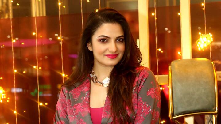 তিনি গোয়েন্দা নাকি ম্যাজিক দেখান? ড্যানি ডিটেকটিভের (Danny Detective)-এর গল্প নিয়ে এবার পর্দায় অঞ্জন দত্ত (Anjan Dutt)-এর নতুন সিনেমা রিভলবার রহস্য (Revolver Rohosshyo)।