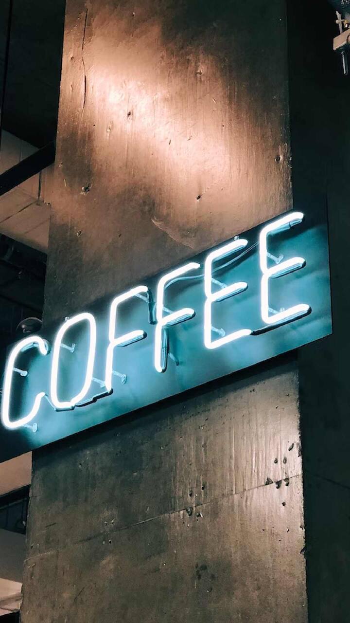 ही क्लास कॉफी बनवण्यासाठी एका भांड्यात दोन कप पाणी टाका आणि त्यात दालचिनीची काडी टाकल्यानंतर उकळा. दालचिनी टाकलेले पाणी पुरेसे गरम झाले की, त्यात एक चमचा कॉफी पावडर टाका आणि कॉफी घट्ट होईपर्यंत उकळू द्या.