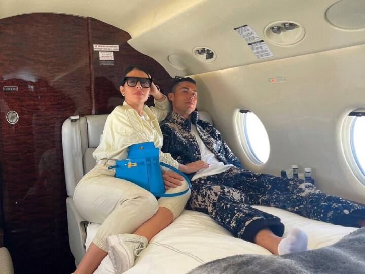 क्रिस्टियानो रोनाल्डो के पास एक प्राइवेट जेट भी है, जिसकी कीमत लगभग 207 करोड़ रुपये है. इनका प्राइवेट जेट पूरी तरह से मॉर्डन चीजों से लैस है. इसमें लगभग 10 लोग आराम से बैठ सकते हैं.