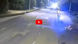 Viral Video: 'ਬਾਈਕ ਵਾਲੇ ਭਈਆ ਨਿਕਲਿਆ ਖੁਸ਼ਕਿਸਮਤ', ਨੌਜਵਾਨ ਨੂੰ ਇੰਝ ਛੂਹ ਕੇ ਨਿਕਲੀ ਮੌਤ, VIDEO ਦੇਖ ਕੇ ਹੋ ਜਾਵੋਗੇ ਹੈਰਾਨ