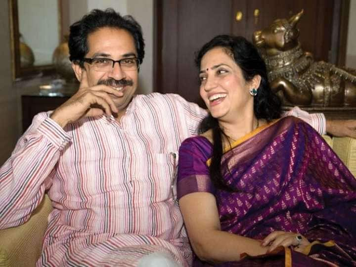 Rashmi Thackeray Uddhav Thackeray: महाराष्ट्र के पूर्व मुख्यमंत्री ठाकरे का नाम कौन नहीं जानता है. उनकी अपनी पत्नी रश्मि ठाकरे से पहली मुलाकात की कहानी बड़ी रोचक है.