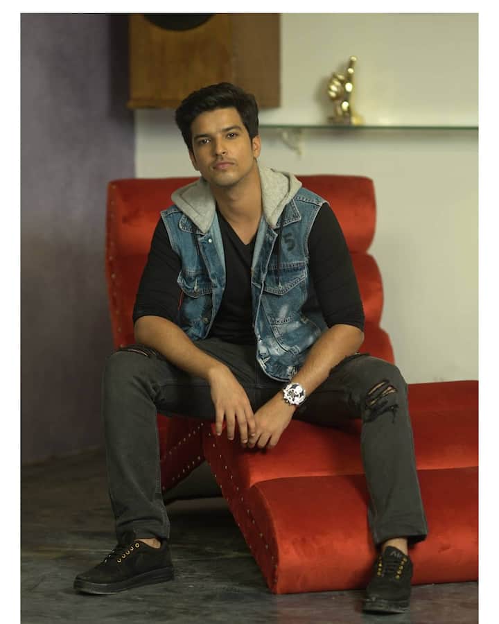 Paras Priyadarshan Quit Yeh Rishta Kya Kehlata Hai: ‘ये रिश्ता क्या कहलाता है’ में नील का रोल प्ले करने वाले पारस प्रियदर्शन नउन्होंने शो को अचानक छोड़ दिया है. टेलीचक्कर के मुताबिक, वह अभी ऑन-स्क्रीन डैड का रोल प्ले नहीं करना चाहते थे. बहरहाल, शो से उन्हें रिप्लेस करने की बजाय ट्रैक खत्म कर दिया गया.