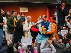 IN Pics: एमसीडी के सदन में पार्षदों के बीच हाथापाई-धक्का मुक्की, देखें हंगामे की तस्वीरें