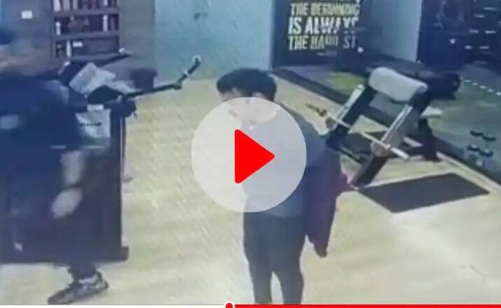 Indore man dies suddenly while working out in gym heart attack video viral in mp ann Indore: વધુ એક ચોંકાવનારો વીડિયો! જીમમાં વર્કઆઉટ દરમિયાન હાર્ટ અટેક આવતા  યુવક ઢળી પડ્યો, થઇ ગયું મોત