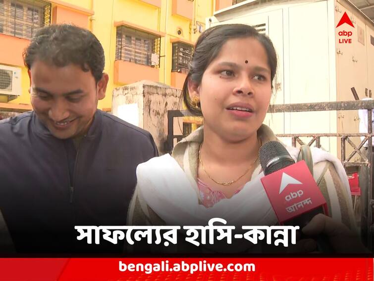 Job Aspirants Teachers finally get recruited after 6 year of wait and protest in west bengal Job Appointment : দীর্ঘ লড়াইয়ের শেষে সাফল্যের হাসি, সহযোদ্ধাদের জন্য চোখে জল, নিয়োগের সুপারিশপত্র ৬৫ জনকে