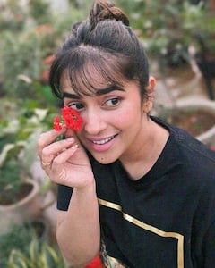 Komali Prasad: చెవిలో పువ్వు పెట్టిన కోమలి ప్రసాద్