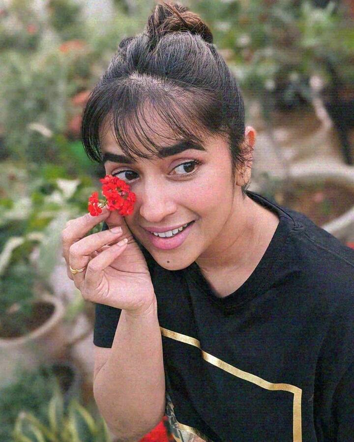 గార్డెన్ లోని పూలతో ఆడుకుంటూ ఎంజాయ్ చేస్తుంది హిట్ 2 భామ కోమలి ప్రసాద్  Image Credit: Komali Prasad/ Instagram